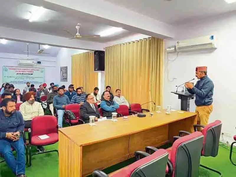 Himachal: किसान, कृषि विशेषज्ञ प्राकृतिक खेती पर प्रशिक्षण कार्यक्रम में शामिल हुए Himachal: किसान, कृषि विशेषज्ञ प्राकृतिक खेती पर प्रशिक्षण कार्यक्रम में शामिल हुए