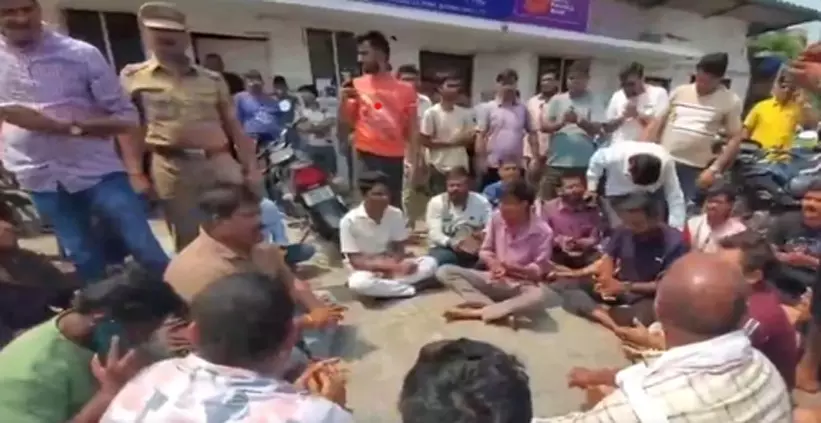 गोमांस तस्करी के आरोप में तनाव, हिंदूवादी संगठनों का प्रदर्शन, पुलिस पर लापरवाही का आरोप गोमांस तस्करी के आरोप में तनाव, हिंदूवादी संगठनों का प्रदर्शन, पुलिस पर लापरवाही का आरोप