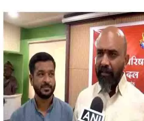 Bajrang Dal ने संभाजीनगर में औरंगजेब की कब्र हटाने की मांग की Bajrang Dal ने संभाजीनगर में औरंगजेब की कब्र हटाने की मांग की