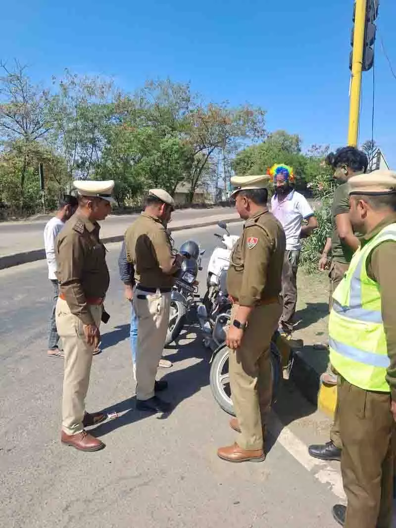 होली पर यातायात उल्लंघन के लिए Panchkula में 20 लोगों का चालान काटा गया होली पर यातायात उल्लंघन के लिए Panchkula में 20 लोगों का चालान काटा गया