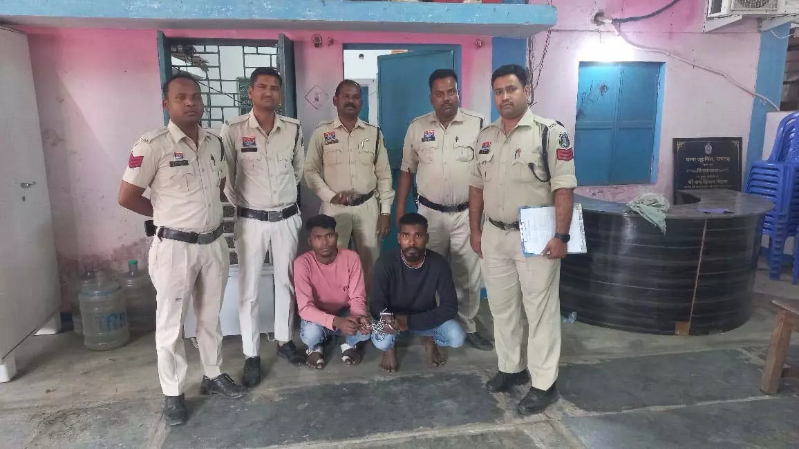 CG: पुलिस ने लूटपाट मामले के दो आरोपियों को किया गिरफ्तार CG: पुलिस ने लूटपाट मामले के दो आरोपियों को किया गिरफ्तार