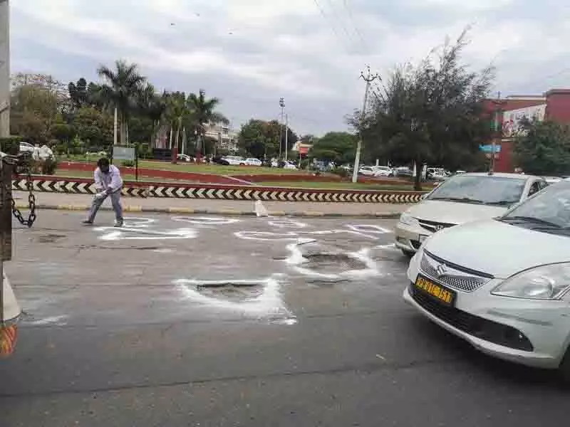 Chandigarh: खराब सड़क ढांचे को उजागर करने के लिए गड्ढों पर सफेद चूना पोत रहे Chandigarh: खराब सड़क ढांचे को उजागर करने के लिए गड्ढों पर सफेद चूना पोत रहे