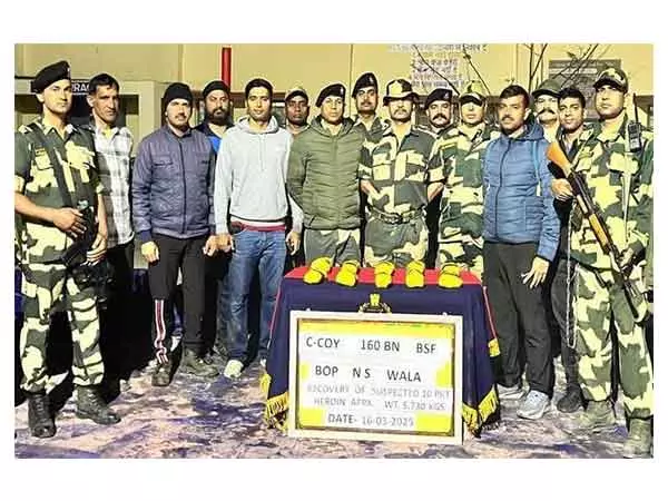 BSF ने फाजिल्का में भारत-पाक सीमा के पास भारी मात्रा में हेरोइन बरामद की BSF ने फाजिल्का में भारत-पाक सीमा के पास भारी मात्रा में हेरोइन बरामद की