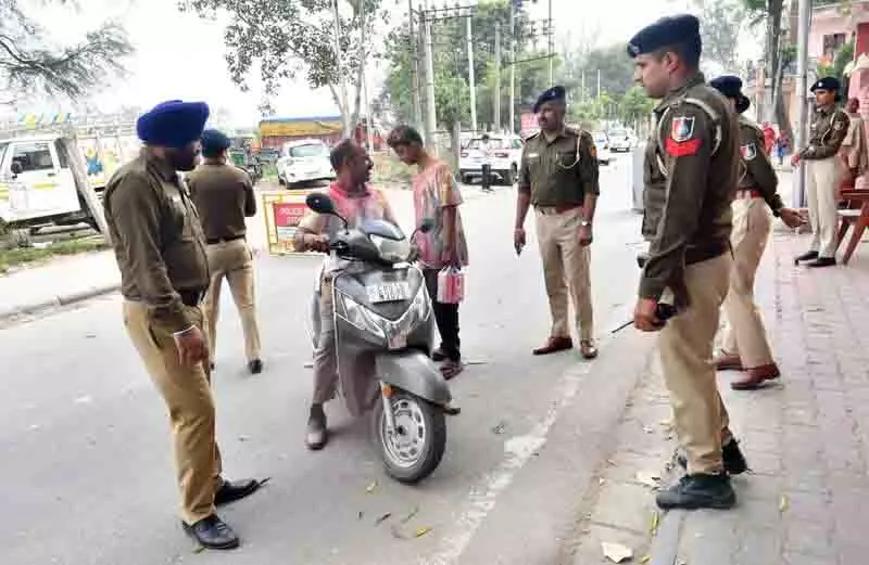 Holi पर हुए झगड़ों के चलते पुलिस सतर्क Holi पर हुए झगड़ों के चलते पुलिस सतर्क