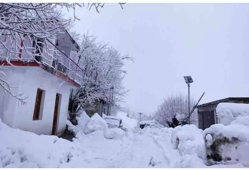 Lahaul-Spiti में बर्फबारी से जनजीवन अस्त-व्यस्त Lahaul-Spiti में बर्फबारी से जनजीवन अस्त-व्यस्त