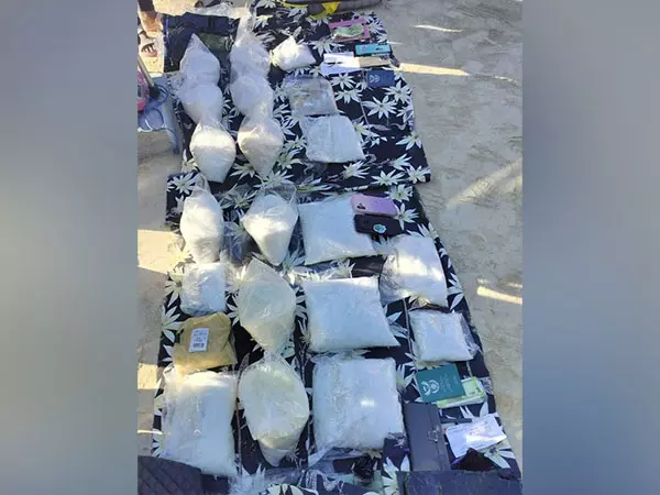 कर्नाटक पुलिस ने मंगलुरु में 75 करोड़ रुपये मूल्य की 37.87 किलोग्राम MDMA जब्त की कर्नाटक पुलिस ने मंगलुरु में 75 करोड़ रुपये मूल्य की 37.87 किलोग्राम MDMA जब्त की