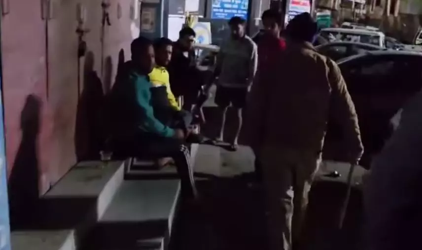 Pauri Garhwal: सार्वजनिक स्थान पर नशे का सेवन कर हुड़दंग मचा रहे थे हरियाणा के युवक Pauri Garhwal: सार्वजनिक स्थान पर नशे का सेवन कर हुड़दंग मचा रहे थे हरियाणा के युवक
