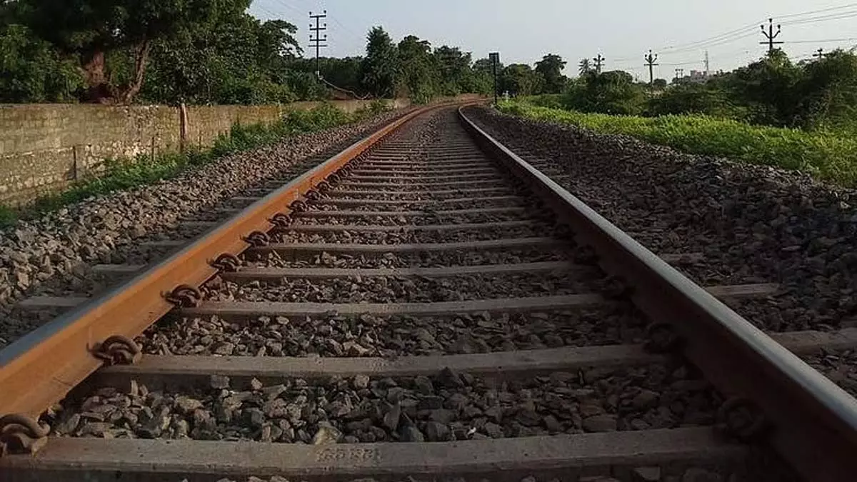 Mumbai रेल दुर्घटना: वडाला में प्लेटफॉर्म और ट्रेन के बीच गिरकर किशोर की मौत Mumbai रेल दुर्घटना: वडाला में प्लेटफॉर्म और ट्रेन के बीच गिरकर किशोर की मौत