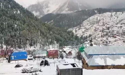 Jammu and Kashmir के रामबन में बारिश और बर्फबारी के बाद स्कूल बंद