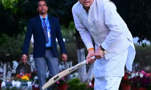 सीएम धामी ने बेटे के साथ खेला क्रिकेट, लगाए चौके-छक्के