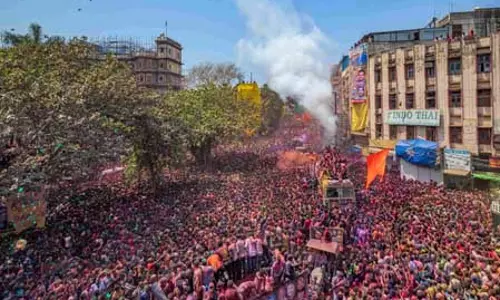 मध्य प्रदेश के इंदौर में रंगपंचमी पर निकलने वाली गेर की तैयारी जोरों पर मध्य प्रदेश के इंदौर में रंगपंचमी पर निकलने वाली गेर की तैयारी जोरों पर
