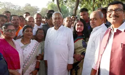 नीतीश ने आवास पर आम लोगों के साथ मनाई होली, सांसद संजय झा ने कहा - कुछ लोग बिहार को बदनाम कर रहे हैं