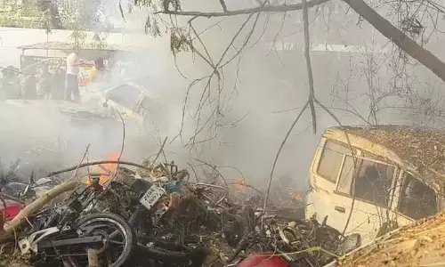 कई गाड़ियां जलकर राख, थाना परिसर में आगजनी की घटना कई गाड़ियां जलकर राख, थाना परिसर में आगजनी की घटना