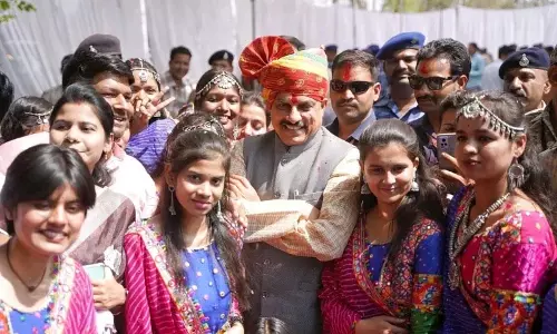 Ujjain  : पुलिस लाइन में आयोजित होली मिलन समारोह में शामिल हुए सीएम मोहन, पुलिसकर्मियों को मिठाई खिलाकर दी शुभकामनाएं