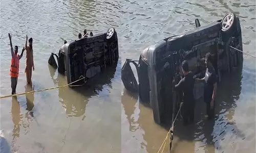 Haryana : अनियंत्रित इनोवा कार नहर में गिरी, दो शव भी निकाले गए Haryana : अनियंत्रित इनोवा कार नहर में गिरी, दो शव भी निकाले गए