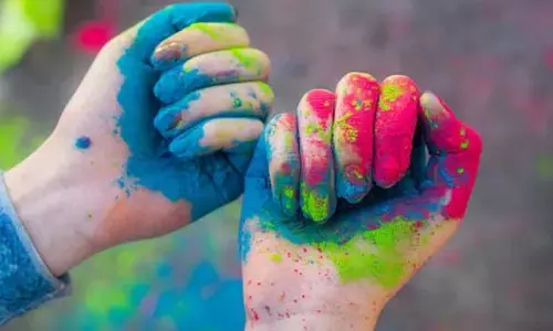नाखूनों से Holi का रंग हटाने के आसान तरीके