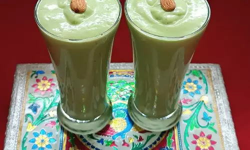 एवोकैडो केला स्मूदी रेसिपी
