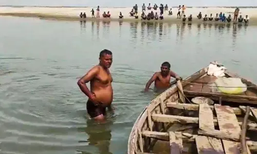 UP सीतापुर में 16 लोगों को ले जा रही नाव नदी में पलटने से तीन डूबे UP सीतापुर में 16 लोगों को ले जा रही नाव नदी में पलटने से तीन डूबे