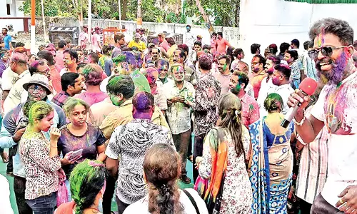 Odisha: राजनीतिक दलों, विभिन्न संगठनों व लोगों ने रंगों का त्योहार होली हर्षोल्लास के साथ मनाया