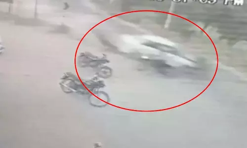 Accident का Live Video, कार ने स्कूटी सवार युवतियों को जबरदस्त टक्कर मारी, मंजर देख सहम जाएंगे आप Accident का Live Video, कार ने स्कूटी सवार युवतियों को जबरदस्त टक्कर मारी, मंजर देख सहम जाएंगे आप