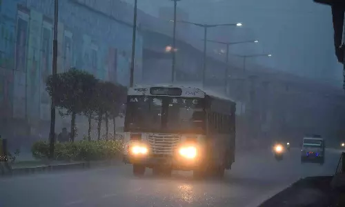 नशे में धुत व्यक्ति ने APSRTC बस के नीचे लटककर 15 किलोमीटर का सफ़र तय किया