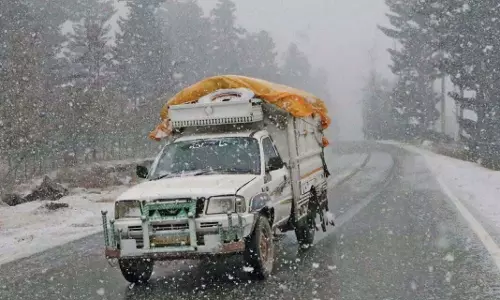 Srinagar मैदानी इलाकों सहित घाटी के कई हिस्सों में ताजा बर्फबारी हुई