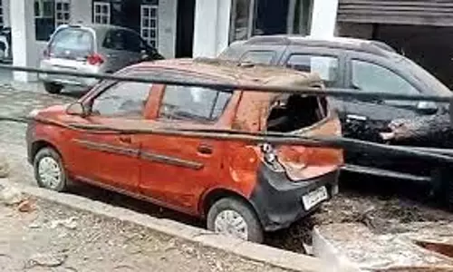 Srinagar जेएलएनएम अस्पताल की दीवार ढही, वाहन क्षतिग्रस्त