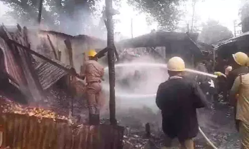 Dinhata में आग से 18 दुकानें नष्ट, व्यापारियों को मिलेगी सहायता