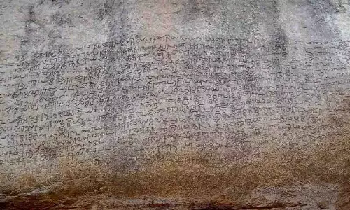 कुलोत्तुंगा चोल का शिलालेख प्रथम ने Kadapa जिले के मल्लुर गांव में खोजा था