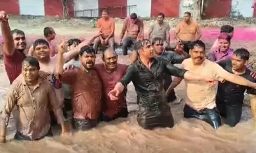 संभल सीओ अनुज चौधरी ने खेली होली, जमकर किया डांस