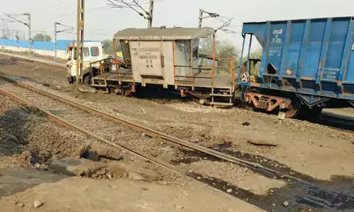 मालगाड़ी से टकराई ट्रक, एक डिब्बा पटरी से डिरेल