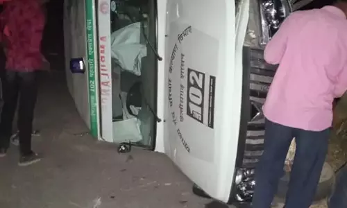महतारी एक्सप्रेस पलटने से चालक घायल, कंधे की हड्डी टूटी