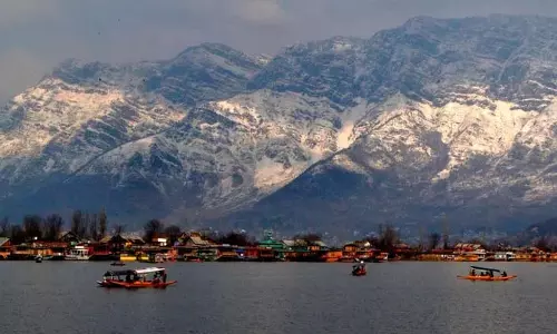 Jammu and Kashmir: डल झील पर ग्लोबल ने सुबह का आनंद लिया