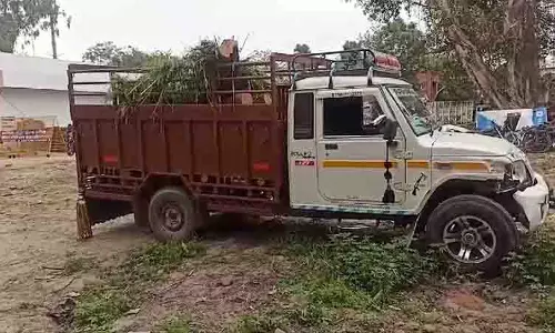 Khair की लकड़ी की तस्करी के लिए लकड़ी माफिया द्वारा की गई गोलीबारी में सरपंच बाल-बाल बच गया