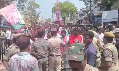 कोमला जतारा समारोह के दौरान कांग्रेस, BRS में झड़प कोमला जतारा समारोह के दौरान कांग्रेस, BRS में झड़प