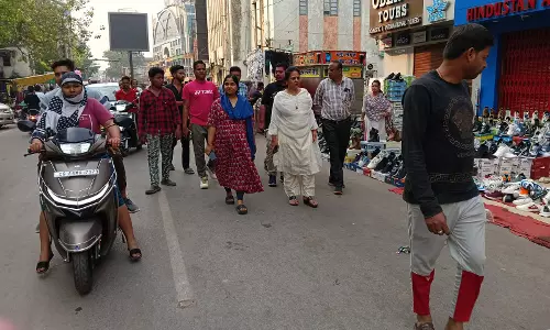 पैदल ही शहर भ्रमण पर निकली मेयर मीनल चौबे