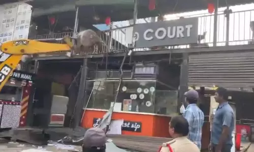 GHMC ने डीएलएफ फूड स्ट्रीट पर अवैध शेड हटाए