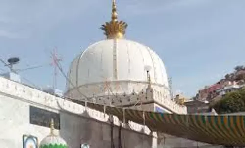Ajmer Sharif Dargah: दुनिया की ऐसा दरगाह जहां हिंदू और मुसलमान दोनों झुकाते हैं सिर