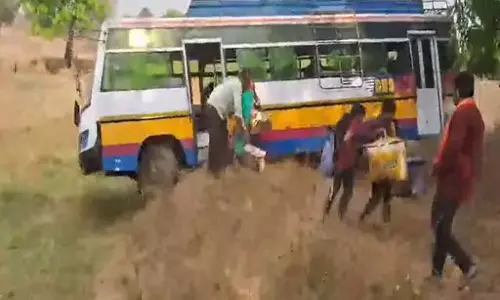 कोरबा में बस हादसा, अनियंत्रित होकर खेत में दौड़ी