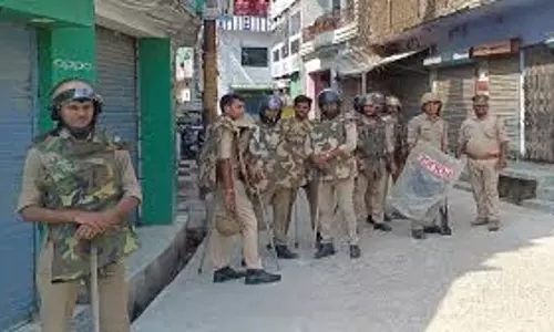 Rampur: दो पक्षों में होली पर डीजे को लेकर हुए खूनी संघर्ष, पुलिस-पीएसी तैनात Rampur: दो पक्षों में होली पर डीजे को लेकर हुए खूनी संघर्ष, पुलिस-पीएसी तैनात