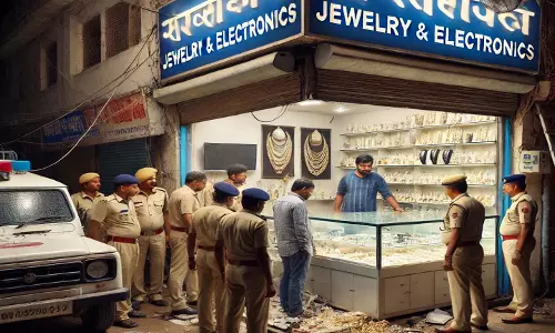 BREAKING: इलेक्ट्रिक शॉप से 1.57 करोड़ की ज्वेलरी और कैश चोरी BREAKING: इलेक्ट्रिक शॉप से 1.57 करोड़ की ज्वेलरी और कैश चोरी