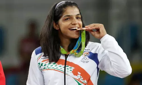 Sakshi Malik : शॉर्ट्स में साक्षी मलिक ने दिखाईं कातिल अदाएं