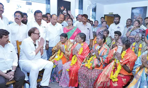 Andhra: जनसेना ने सफाई कर्मचारियों को किया सम्मानित