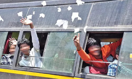 Andhra: छात्र बसों में यात्रा करते समय किताबें फाड़कर सड़कों पर फेंकते दिखे Andhra: छात्र बसों में यात्रा करते समय किताबें फाड़कर सड़कों पर फेंकते दिखे