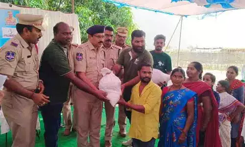 Mancherial में पुलिस ने 365 आदिवासी परिवारों को आवश्यक वस्तुएं वितरित कीं