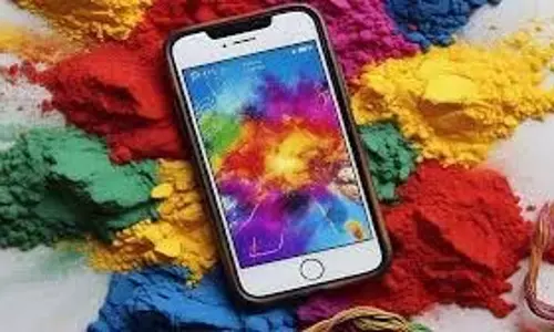 Phone से होली का रंग हटाने के लिए अपनाएं ये स्मार्ट टिप्स Phone से होली का रंग हटाने के लिए अपनाएं ये स्मार्ट टिप्स