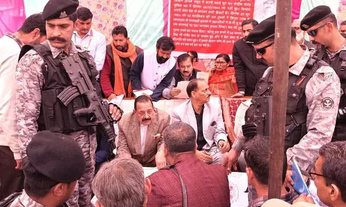 Jammu: केंद्रीय मंत्री ने हीरानगर में लगाया जनता दरबार Jammu: केंद्रीय मंत्री ने हीरानगर में लगाया जनता दरबार