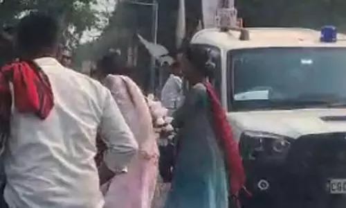 रायपुर में किन्नरों ने सरेआम युवक को पीटा, वीडियो वायरल रायपुर में किन्नरों ने सरेआम युवक को पीटा, वीडियो वायरल