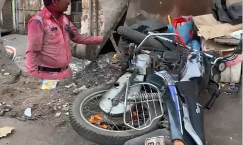 पुलिसकर्मी ने कई गाड़ियों को मारी ठोकर, नशे में धुत थे