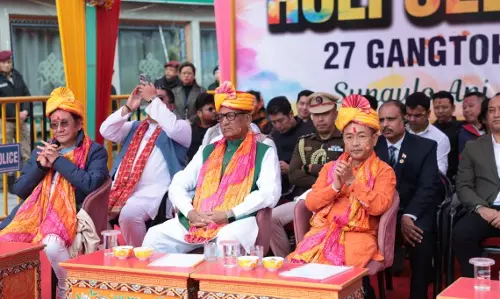 Sikkim : राज्यपाल, मुख्यमंत्री ने एमजी मार्ग पर होली समारोह में भाग लिया Sikkim : राज्यपाल, मुख्यमंत्री ने एमजी मार्ग पर होली समारोह में भाग लिया